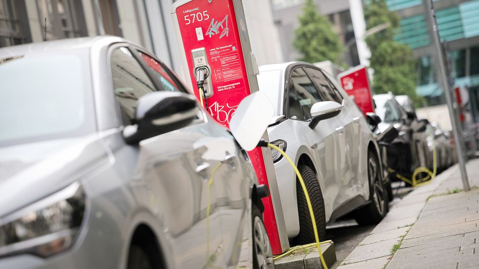 Durch geringere Zuschüsse dürfte der Marktanteil der Elektroautos im kommenden Jahr sinken. Foto: dpa/Christian Charisius