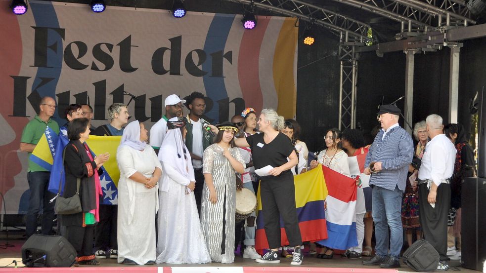 In ihren Trachten präsentierten sich Angehörige vieler Nationalitäten bei der Eröffnung. Bürgermeister Claus-Peter Horst kam im Fischerhemd (Dritter von rechts). Foto: Wolters