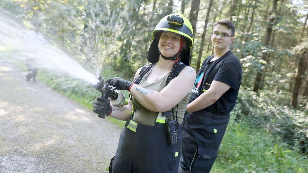 Michaela Schmidt und Nico Szamborowski von der Feuerwehr Wiesede beim Löschangriff im Heseler Wald: Weil es sich nur um eine Übung handelte und es warm war, musste nicht die komplette Schutzausrüstung getragen werden. Foto: Hock