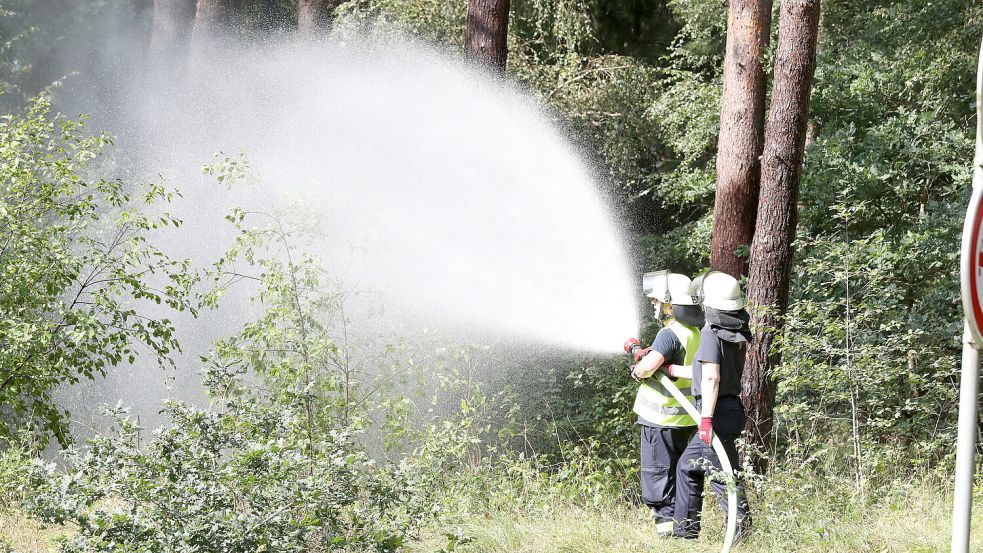 Von verschiedenen Seiten wurde der angenommene Waldbrand bekämpft. Das Wasser dafür wurde zum Teil im Pendelverkehr an die Einsatzstelle gebracht. Foto: Hock