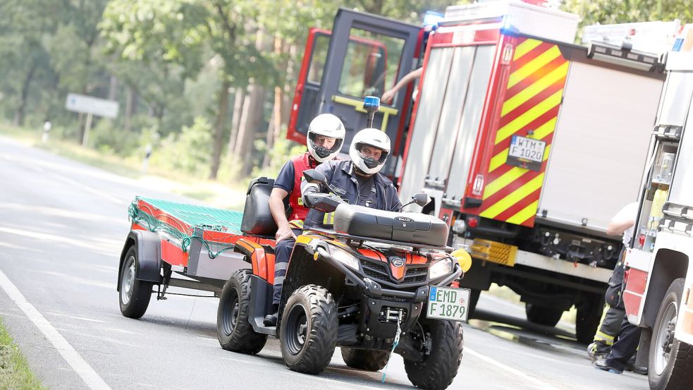 Vom Lastwagen über Quads bis hin zu Motorrädern: Die Feuerwehren aus Emden und Wittmund hatten insgesamt 40 Fahrzeuge im Einsatz. Foto: Hock