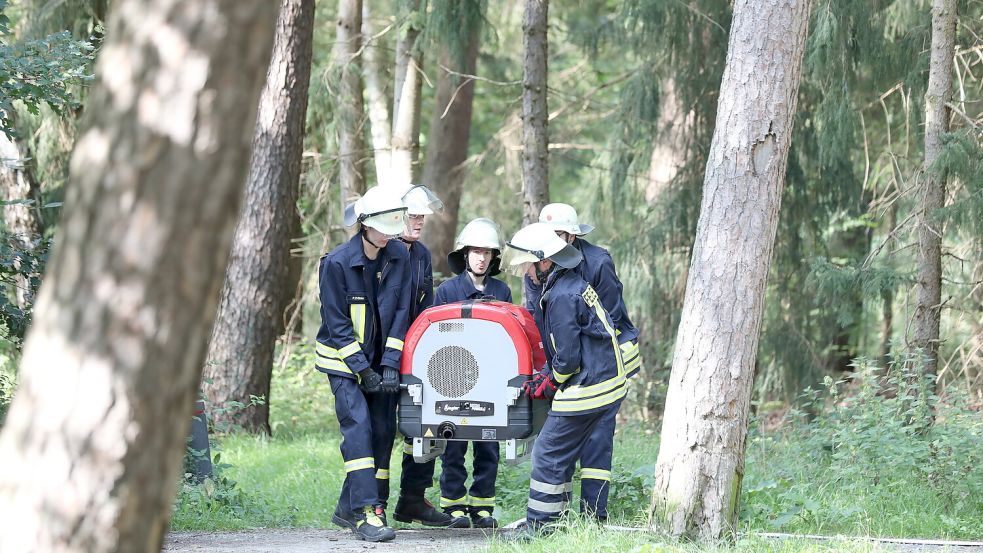 Die Übung war anstrengend und langwierig. Hier wird eine Pumpe getragen, die "ausgefallen" ist und ersetzt werden musste. Foto: Hock