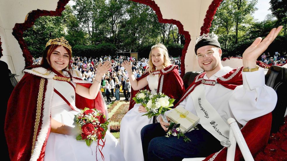 Das neue Königshaus 2023 steht fest: Blütenkönigin ist Leonie Landherr (links). Sie nennt sich Calendula I. nach ihrer Lieblingsblume, der Ringelblume. Zur Blütenprinzessin gewählt wurde Kim Schlüter. Und Wiesmoors erster offizieller Blütenprinz ist ab nun Yannik Willms. Foto: Ortgies