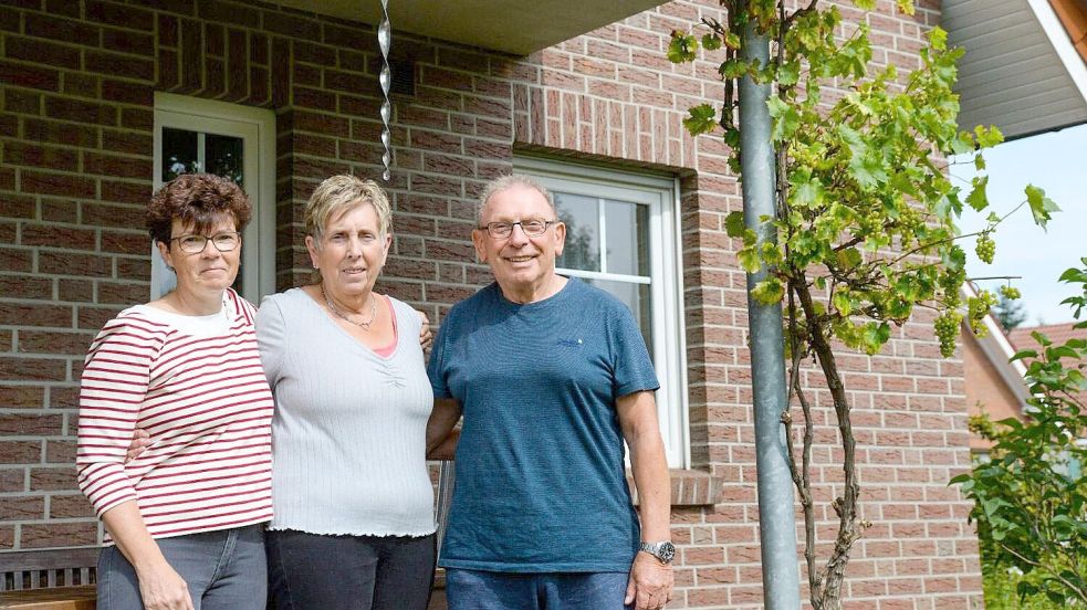 Stefanie (links) und Norbert Strube fühlen sich bei ihrer Gastgeberin Helma Duis sehr wohl. Foto: Lüppen