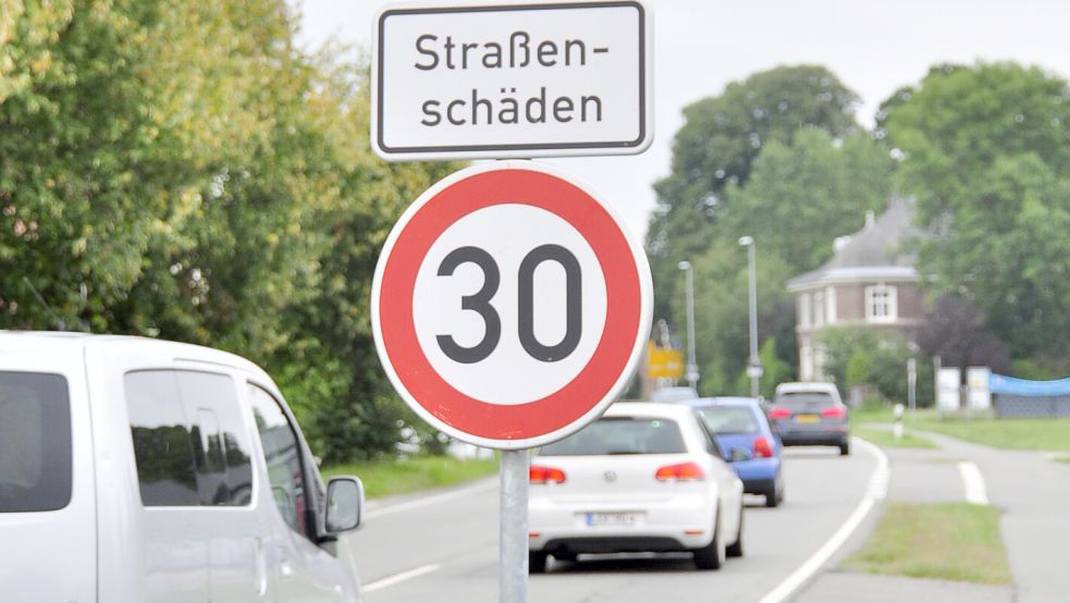 In Richtung Weener gilt Tempo 30 wegen Straßenschäden. Foto: Wolters
