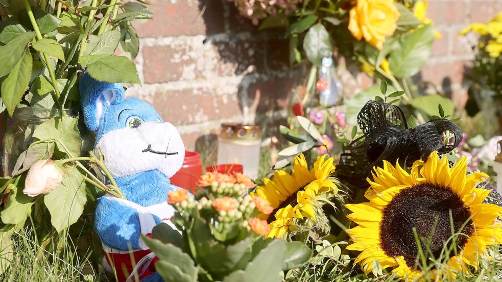 Blumen, Stofftiere und Kerzen wurden an der Unglücksstelle an der Auricher Straße niedergelegt. Am Donnerstag hatte ein Jugendlicher hier einen tödlichen Unfall. Foto: Hock