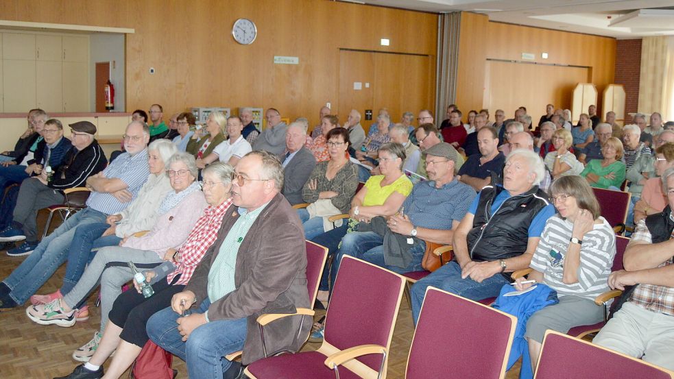 Gut besucht war die Infoveranstaltung der Deutschen Bahn im Rathaussaal in Ihrhove. Foto: Weers