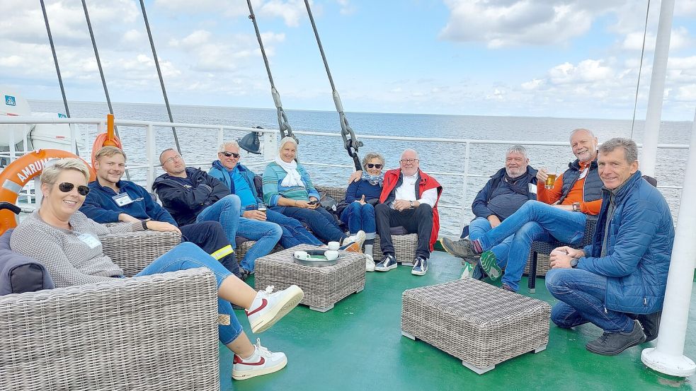 In gemütlicher Runde sitzen die Fahrgäste an Deck des Feuerschiffs. Fotos: Hanssen