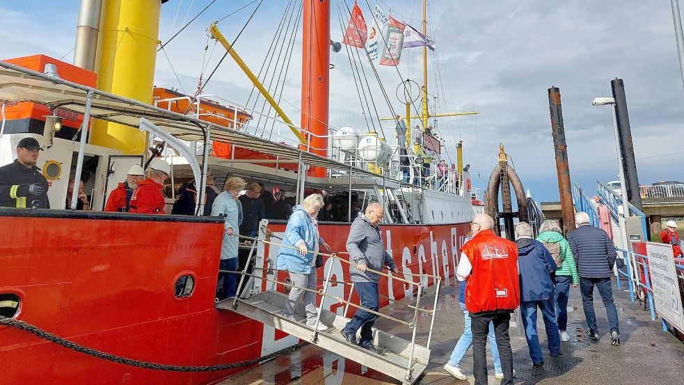 Bei Sonnenschein gehen die Fahrgäste in Emden am Middelmantje um 16 Uhr wieder von Bord.