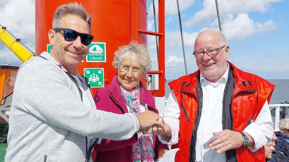 Kapitän Gerhard Janßen (links) und Vereinsvorsitzender Heinz-Günther Buß begrüßen Neu-Mitglied Irmgard "Inka" Bison.