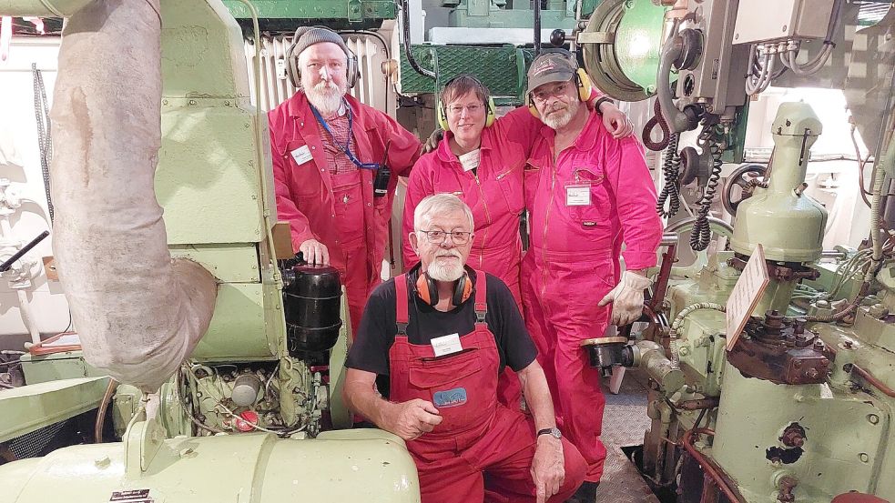 Sie kümmern sich um die historische Maschine: Jürgen Lengert (von links), Angelika und Ommo Heyken sowie John Müller (hockend).