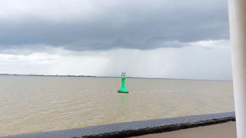 Düstere Wolken sind in der Ferne zu sehen.