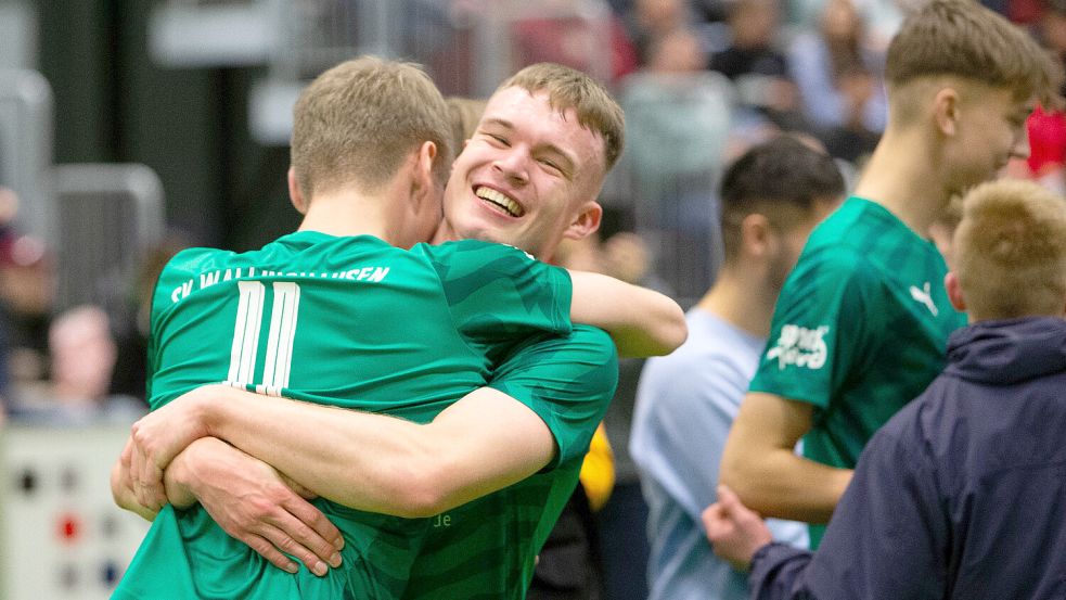 Malte Braun (rechts) spielt seit der G-Jugend in Wallinghausen und gewannn mit den A-Junioren im Januar sensationell den Aurich-Cup. Foto: Doden/Emden