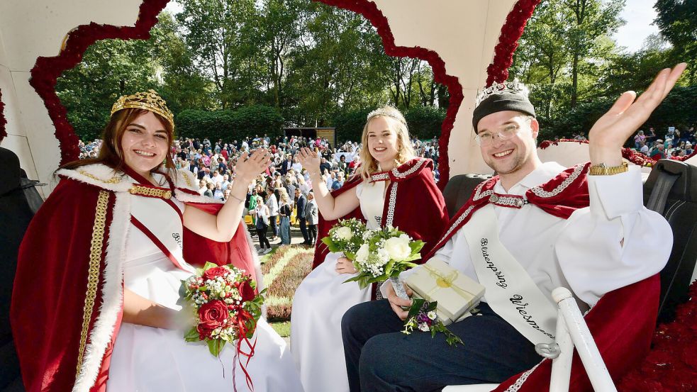 Leonie Landherr alias Calendula I (von links) ist die neue Blütenkönigin, Kim Schlüter und Yannik Willms sind Prinzessin und Prinz. Foto: Ortgies