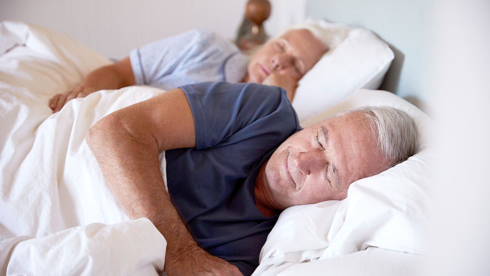 Eine neue Studie hat untersucht, wie Umweltfaktoren den Schlaf beeinflussen. Das ist besonders für Senioren interessant. Foto: imago images/Shotshop
