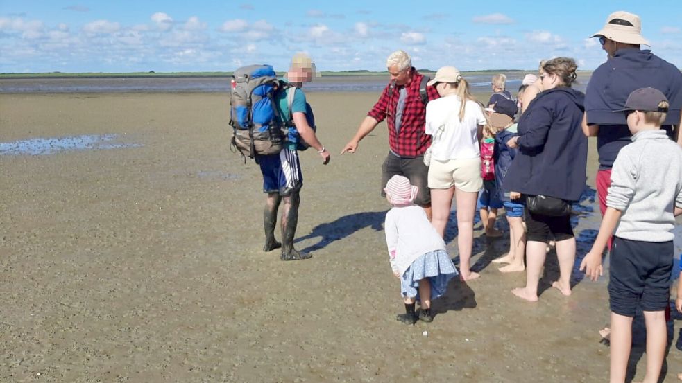 Der junge Mann (links) kam mit blauem Auge, dreckigen Beinen und einer Wunde davon. Foto: Ganschow