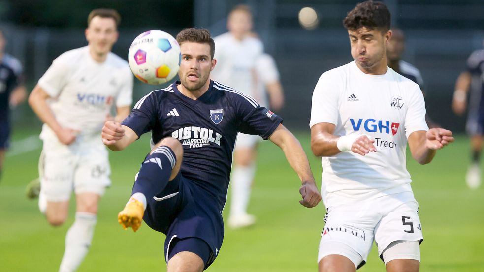 Auch dank eines Doppelpacks von Tido Steffens (links) gewann Kickers das Achtelfinale gegen Celle Ende August mit 2:1. Foto: Doden/Emden