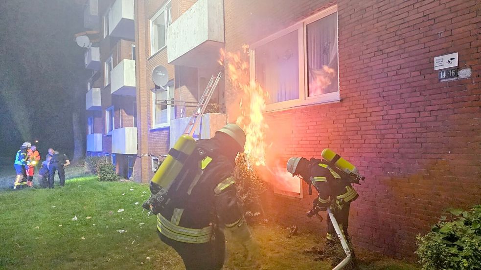 Die Flammen schlugen der Feuerwehr am Warfenweg aus einem Kellerraum entgegen. Foto: Archiv/Feuerwehr Norden