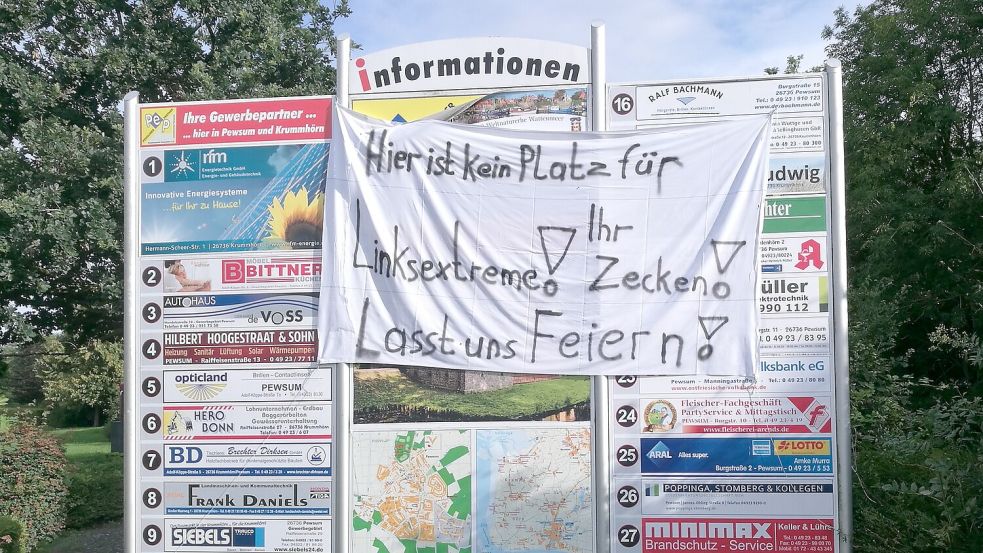 Unbekannte hängten vor dem Neonazi-Konzert in Canum dieses „Plakat“ auf. Wie weit verbreitet sind rechte Einstellungen in der Krummhörn und Emden? Foto: privat/Archiv