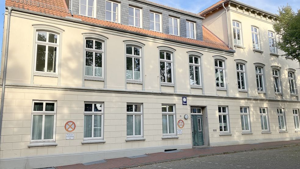 Weder vom Platz noch von der Ausstattung und Qualität der Räume reichen die Gebäude der Norder Polizei aus. Foto: Rebecca Kresse