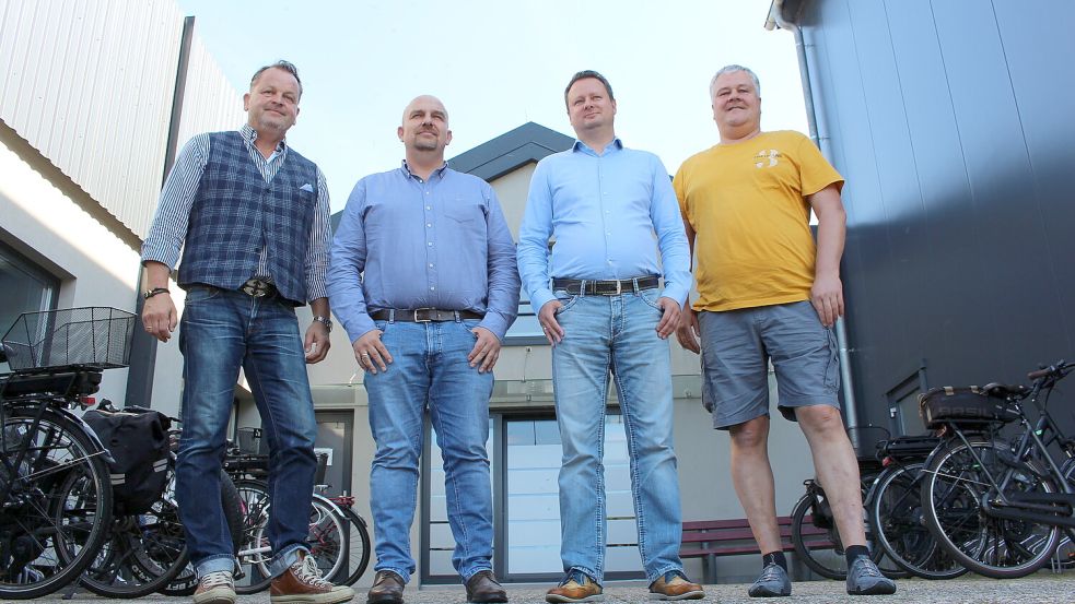 Die beiden Eigentümer der Friedeburger Liegenschaft (von links), Torsten und Endric Kletzsch, mit ihren neuen Pächtern, Marc Demuth und Rainer Scholz. Foto: Oltmanns