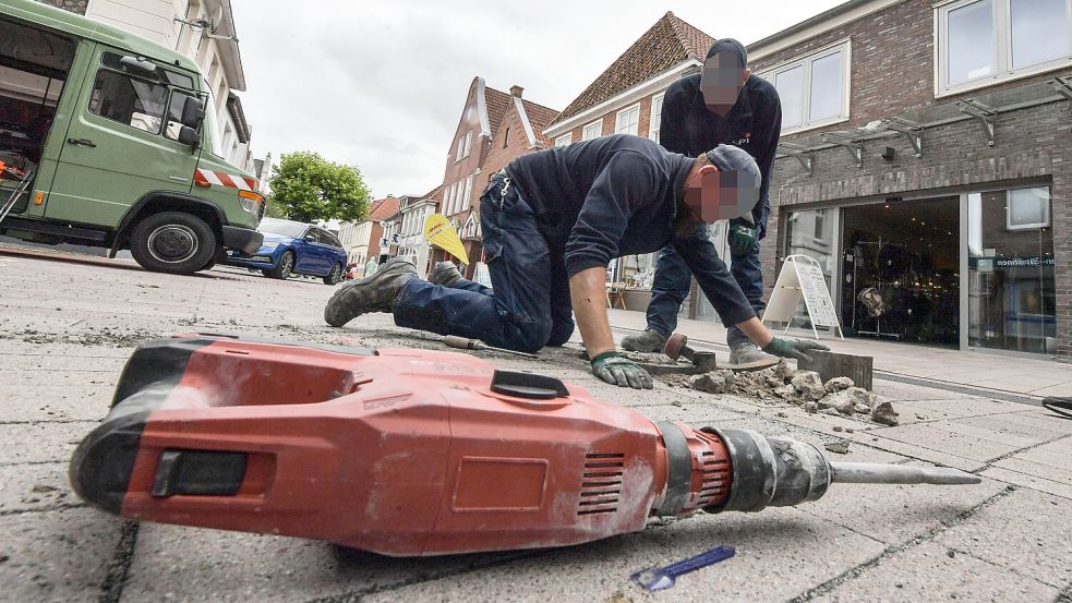Mitarbeiter der Firma Spie hoben das Pflaster an der Störungsstelle auf. Foto: Ortgies