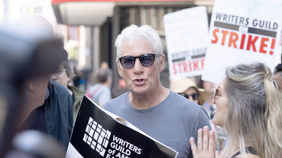 Hollywoods Drehbuchautoren streiken für bessere Arbeitsbedingungen - im Schauspieler Richard Gere (Bild) finden sie einen prominenten Unterstützer. Foto: Vanessa Carvalho/ZUMA Press Wire/dpa