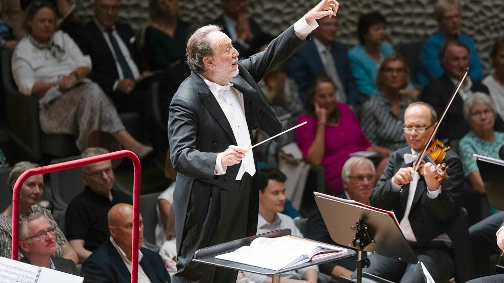Großartiger Dirigent für großartige Musik: Riccardo Chailly ist mit Chor und Orchester der Mailänder Scala zum Saisonauftakt in die Elbphliharmonie gekommen. Foto: Daniel Dittus
