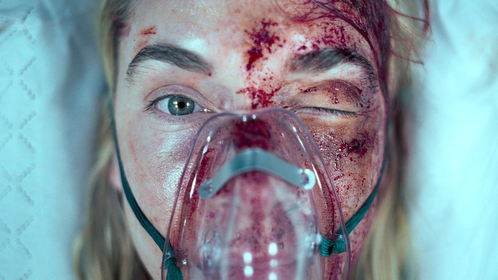 Die Mutter (Kim Riedle) konnte ihrem Peiniger zwar entkommen, liegt aber schwer verletzt in der Notaufnahme. Foto: Netflix