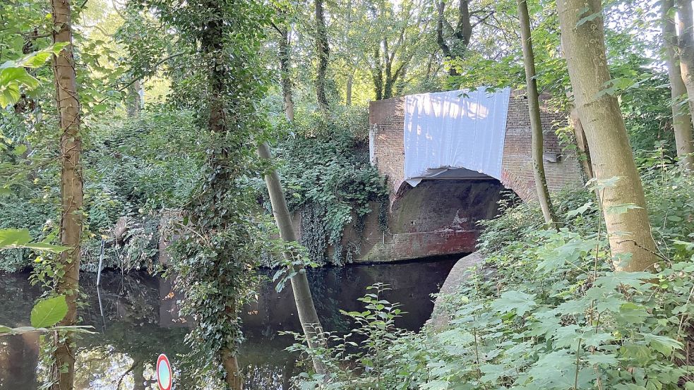 Kein Christo: Die Einhausung der „Neutorpiepe“ dient als Schutz gegen abbröckelnde Fugen und Gesteinspartikel. Bild: Schuurman