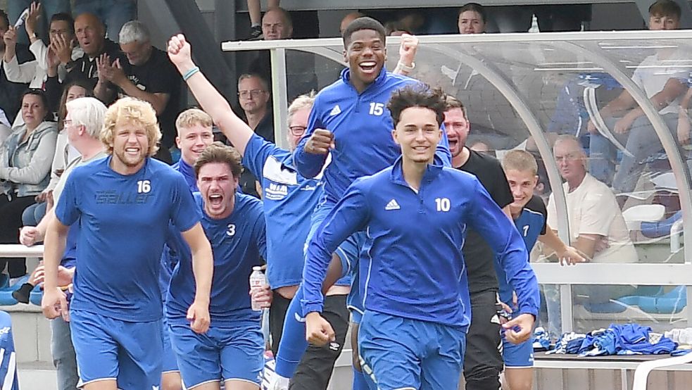 Beim Meisterschaftsspiel gegen Firrel jubelten Gabriel Bamezon (Nummer 15) und Isaiah Stainbank (Nummer 10) noch auf der Bank mit, in Borssum beim Pokalerfolg waren sie die Matchwinner. Archivfoto: Doden/Blomberg