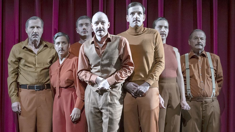 Sieben Schauspieler, eine Rolle: Horatio. Eine unechte Nase und Bart vervollkommnen die Illusion. Foto: Beinhorn