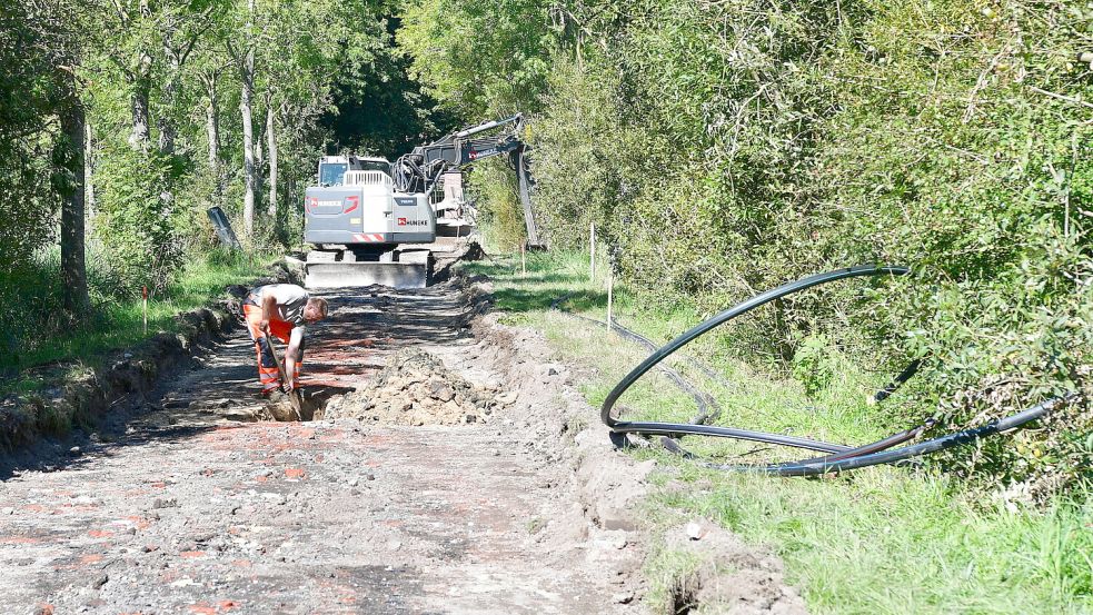 Die Arbeiten am Sielweg gehen voran. Im Oktober soll, sofern nichts mehr dazwischenkommt, die Strecke wieder freigegeben werden. Foto: Wagenaar