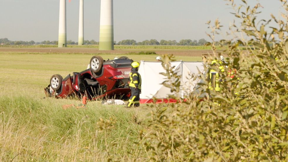 Das Auto blieb auf dem Dach liegen. Foto: Wolters