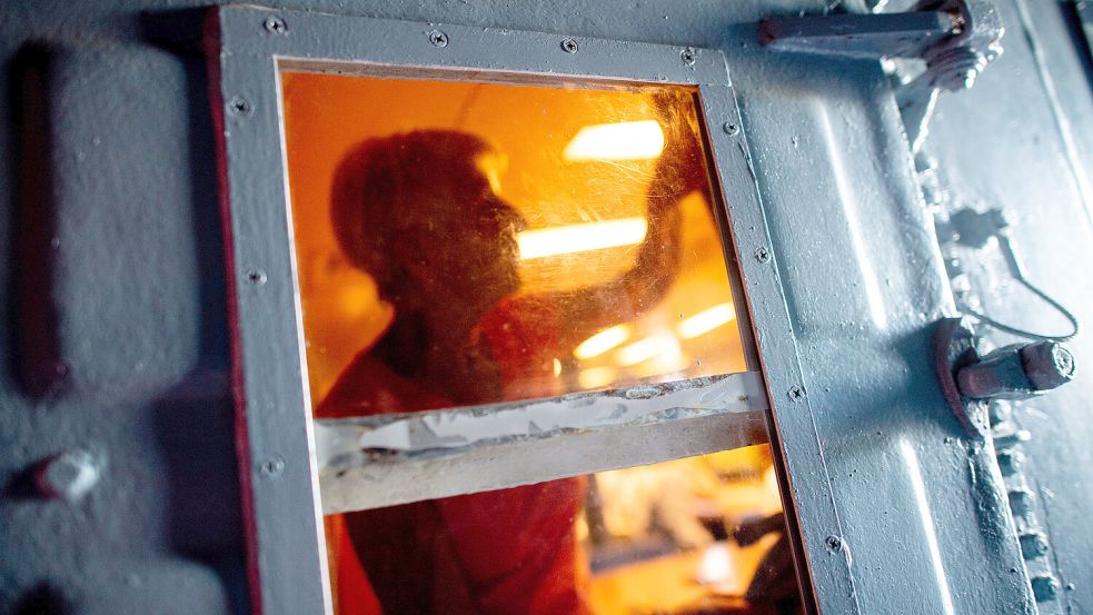In manchen Escape-Rooms muss man schwere Türen öffnen, bevor man wieder ins Freie gelangt. Das Foto zeigt einen Raum im Marinemuseum Wilhelmshaven, wo die Offiziersmesse auf dem ehemaligen Zerstörer „Mölders“ für ein „Escape Game“ umfunktioniert worden ist. Foto: dpa/Dittrich