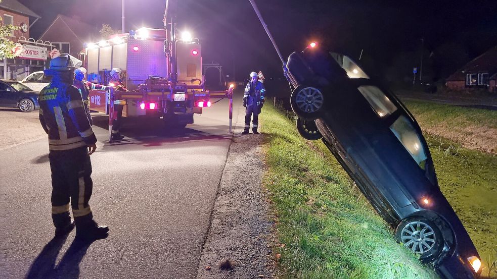 Mit dem Kran des Rüstfahrzeugs zog die Feuerwehr Wiesmoor den Wagen aus dem Kanal. Foto: Jan-Marco Bienhoff/Feuerwehr