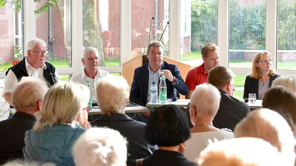 Gunnar Sander (2. von rechts) diskutierte zusammen mit Heinz Richter (von links), Alfred Jacobsen, Heinrich Heinenberg, Hilke Looden und den anwesenden Krummhörnern über seine Pläne für das ehemalige Seniorenhuus. Foto: Wagenaar