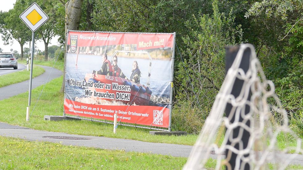 Mit Bannern macht die Feuerwehr in der Krummhörn auf einen Aktionstag aufmerksam. Ziel: Neue Mitglieder gewinnen. Foto: Wagenaar