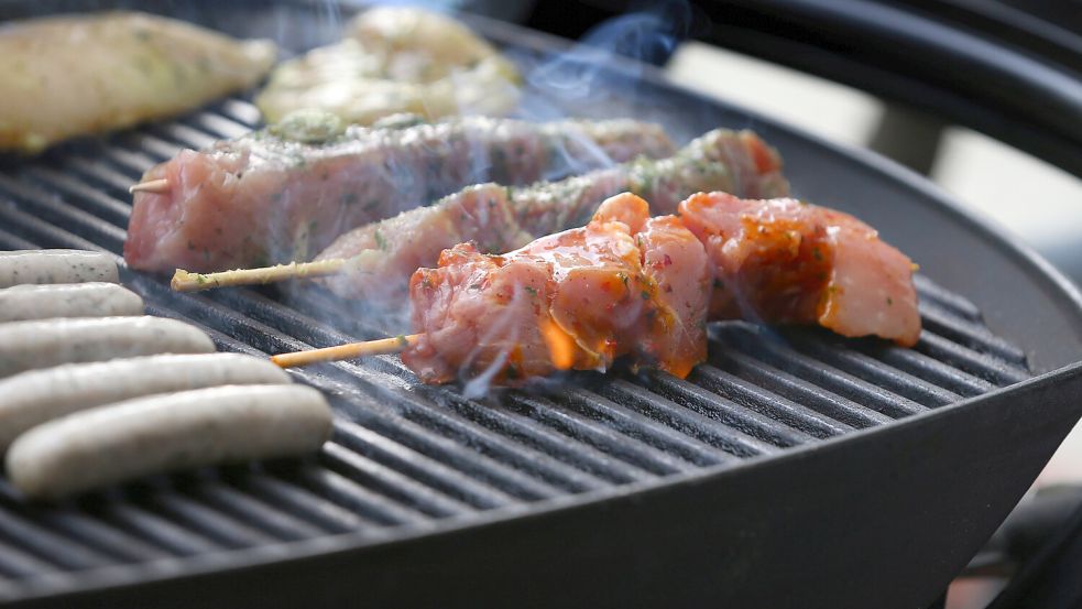 Wenn man beim Grillen ungeduldig ist, kann das ins Auge gehen. Symbolfoto: Karl-Josef Hildenbrand/dpa