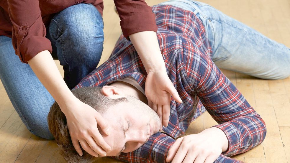 Wenn es jemandem plötzlich sehr schlecht geht, muss man helfen. Foto: Adobe Stock/highwaystarz