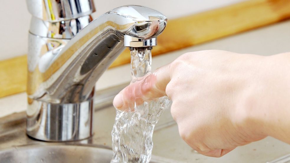 Fließendes Wasser kann den Schmerz etwas stillen. Foto: Adobe Stock/Dan Race