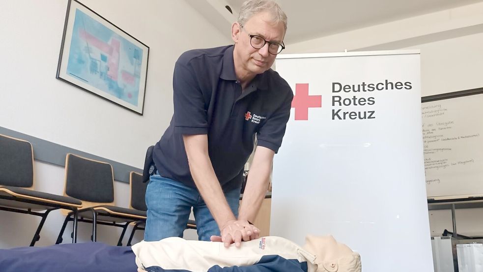 Sievert Hohmann vom DRK-Kreisverband Leer zeigt, wie man reagieren sollte. Foto: Vogt