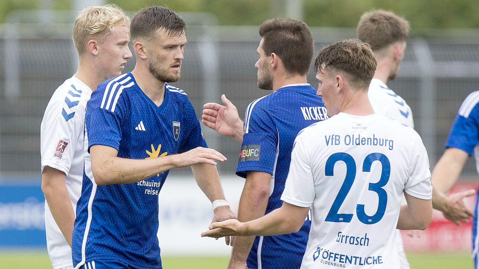 Dennis Engel (Zweiter von links) dürfte bei Kickers Emden wieder in der Startformation stehen. Archivfoto: Doden/Emden