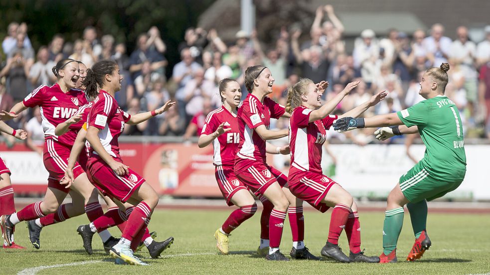 Aus dem Auricher Team der vergangenen Saison, das Deutscher Vizemeister wurde, sind noch acht Spielerinnen verblieben. Auch Torfrau Paula Blum. Foto: Doden/Emden