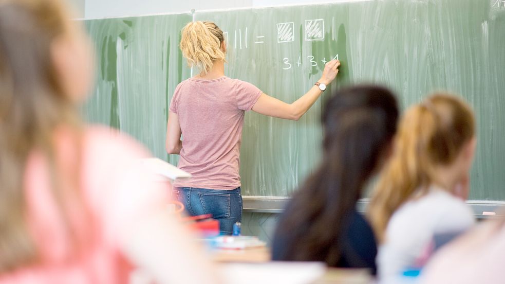 Eine niedersächsische Lehrerin schreibt im Mathematikunterricht einer achten Klasse an eine Schultafel. Diese Rechnung mag aufgehen – die Lehrer-Soll- und -Ist-Stunden-Rechnung der Landesschulverwaltung geht hingegen regelmäßig nicht auf. Foto: Stratenschulte/dp