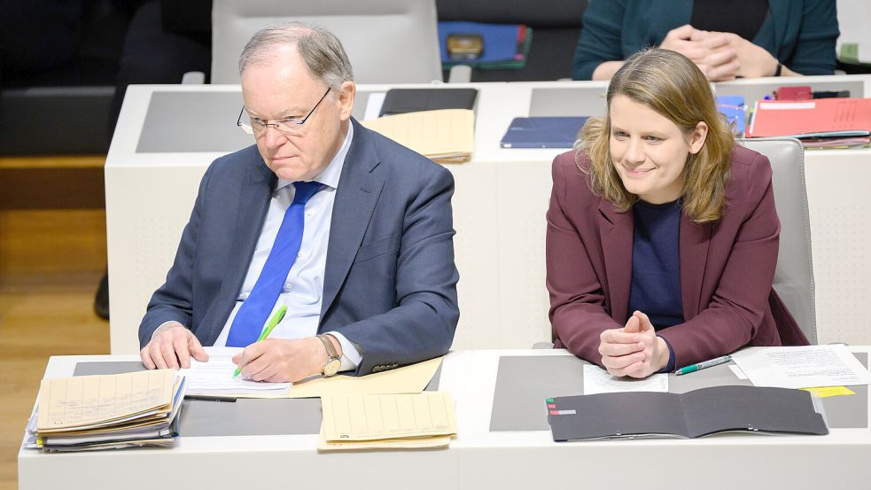 Niedersachsens Ministerpräsident, Stephan Weil (SPD), und Niedersachsens Kultusministerin, Julia Willie Hamburg (Grüne), bei einer Landtagssitzung im Februar 2023, in der über den Lehrermangel debattiert wurde. Foto: Julian Stratenschulte/dpa