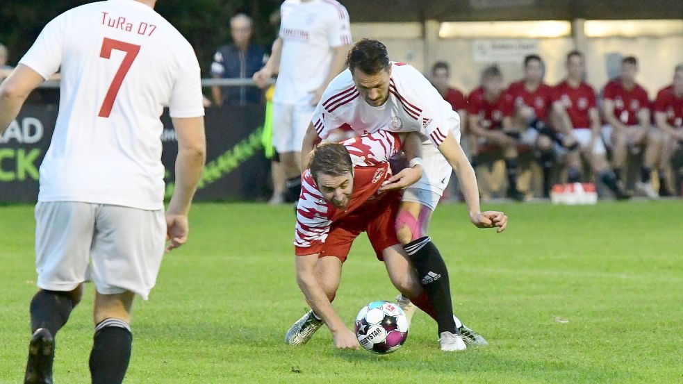 Die TuRa-Abwehr um Max Möhlmann (hinten) spielte am Freitagabend in Wiesmoor (vorne Rene Otto) zum dritten Mal in Serie in der Liga zu null. Foto: Damm
