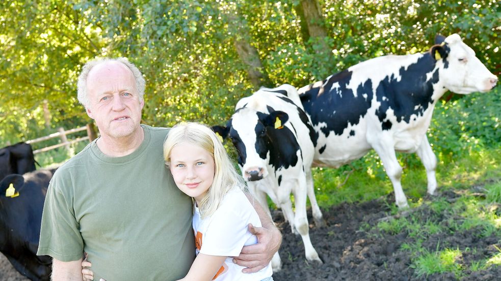 Landwirt Heiko Barth - hier mit seiner jüngsten Tochter Deike - möchte sich in Zukunft auf den Ackerbau konzentrieren. Fotos: Wagenaar