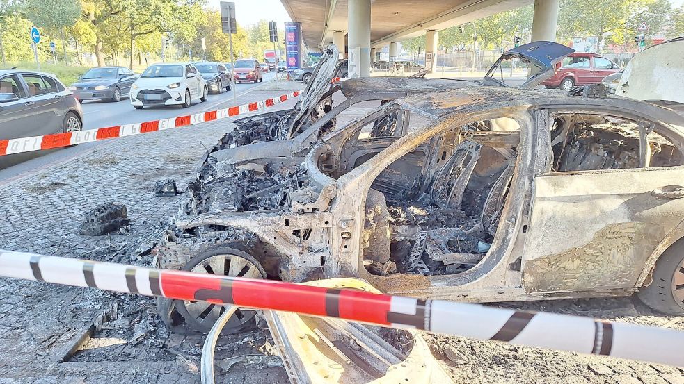 Die Autos fingen unter der Hochstraße Feuer. Foto: NWM-TV