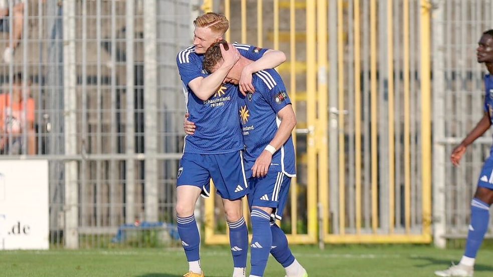 Torschütze Tobias Steffen (rechts) holt sich die Glückwünsche von Pascal Steinwender ab. Foto: Doden/Emden